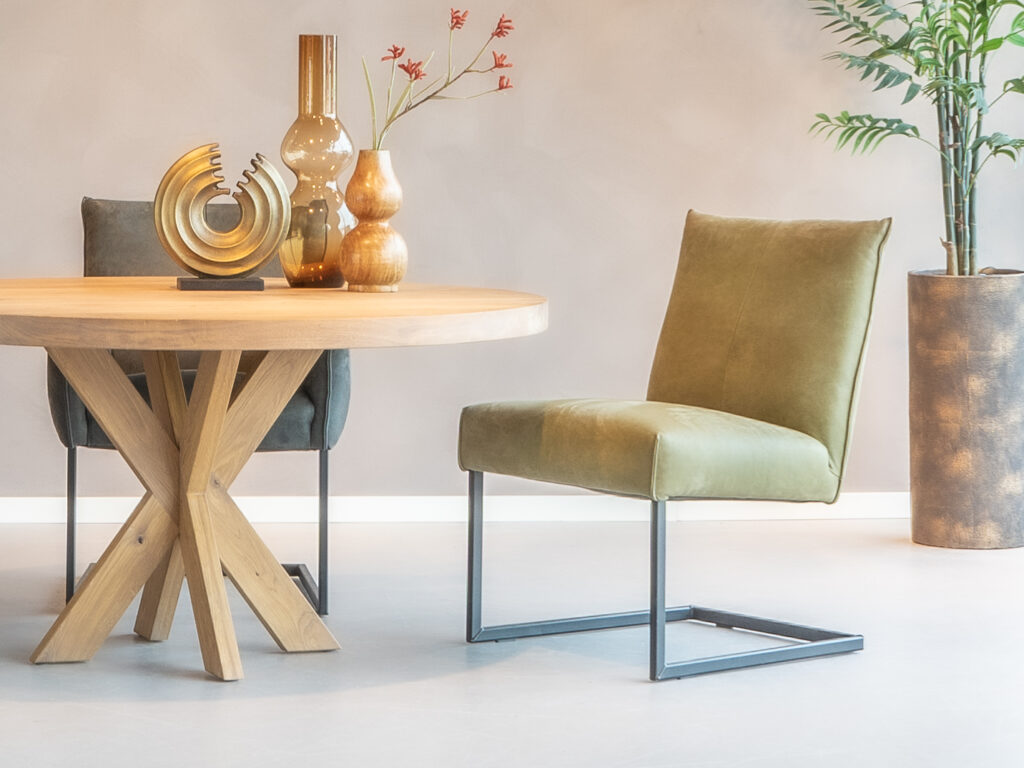 industriële groene eetkamerstoel zonder armleuningen en zwarte sledepoot