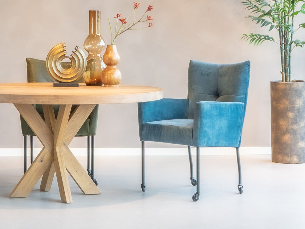 blauwe eetkamerstoel op wielen