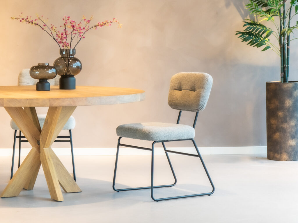 Grijze eetkamerstoel met een eigentijds design en comfortabele zitting
