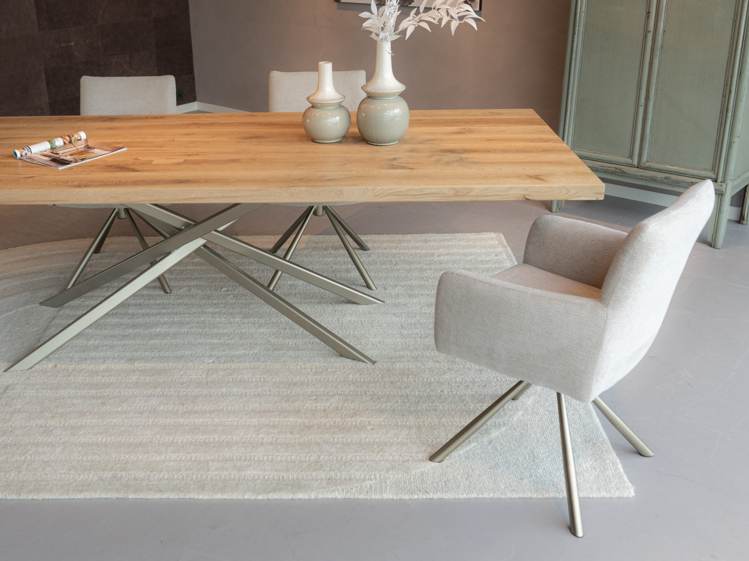 luxe eetkamerstoel met gekleurd metaal beige