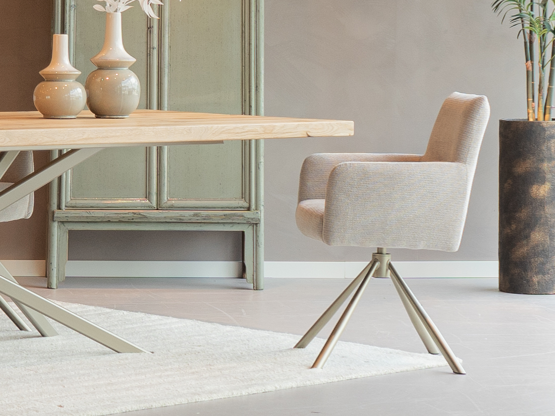 nieuwe keukenstoelen kopen met gekleurd onderstel