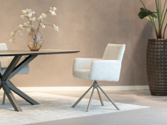 Luxe comfortabele eetkamerstoel met gekleurde draaipoot