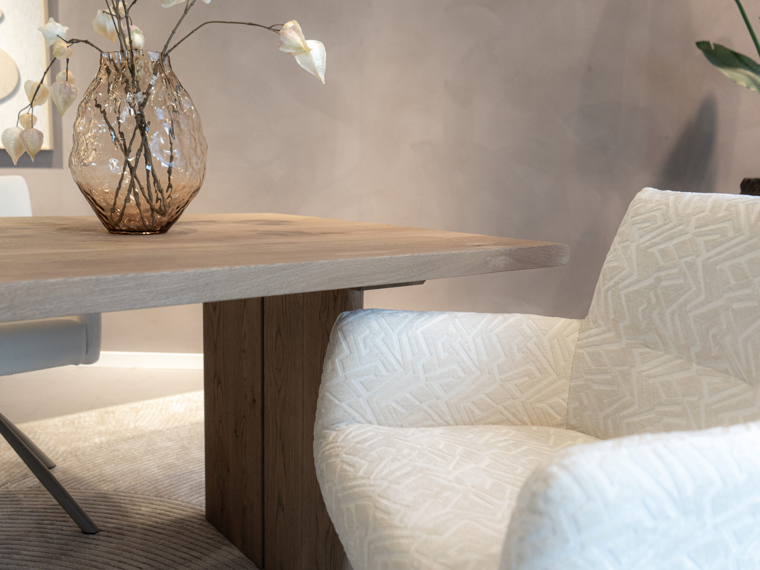 Witte stof met patroon op eetkamerstoel en draaibaar onderstel