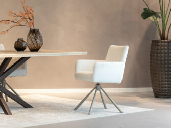 Eetkamer stoel met gekleurd frame in witte bekleding