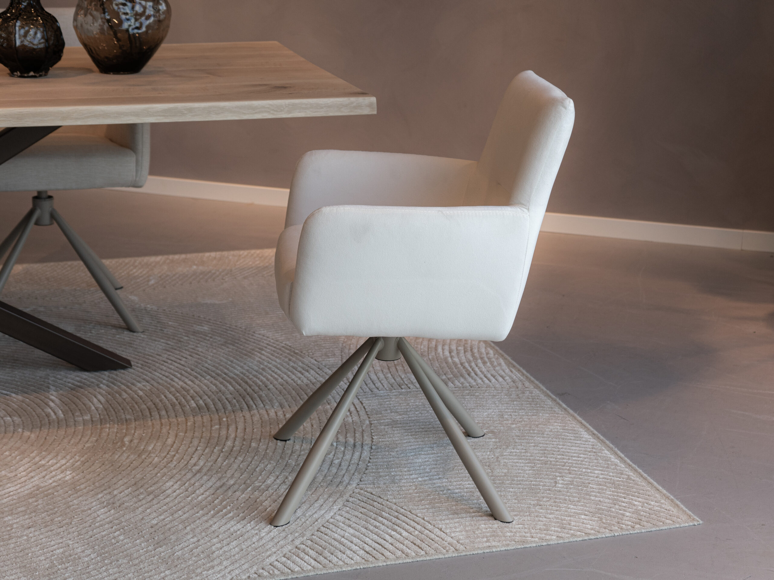 Autoreturn eetkamerstoel met gekleurd draaibaar frame