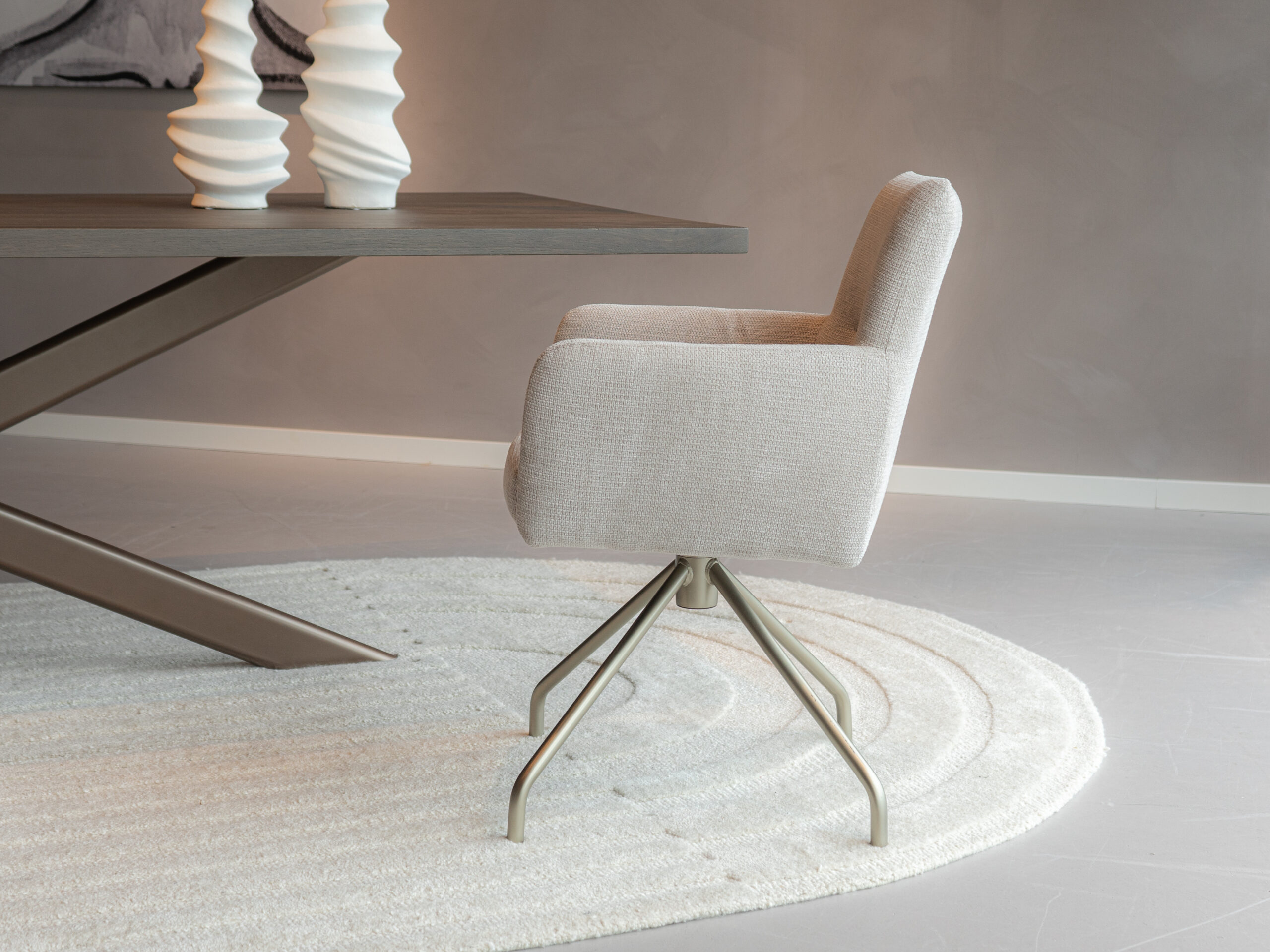 stoel met armleuningen in beige stof