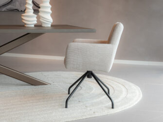 Eetkamerstoel met zwarte poten, draaibaar met autoreturn