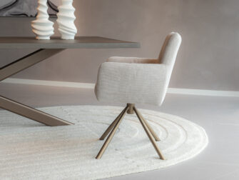 Eetkamerstoel met stof in beige tint