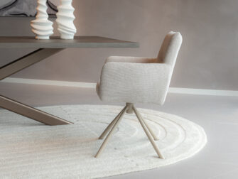 Eetkamerstoel met beige stof en beige onderstel