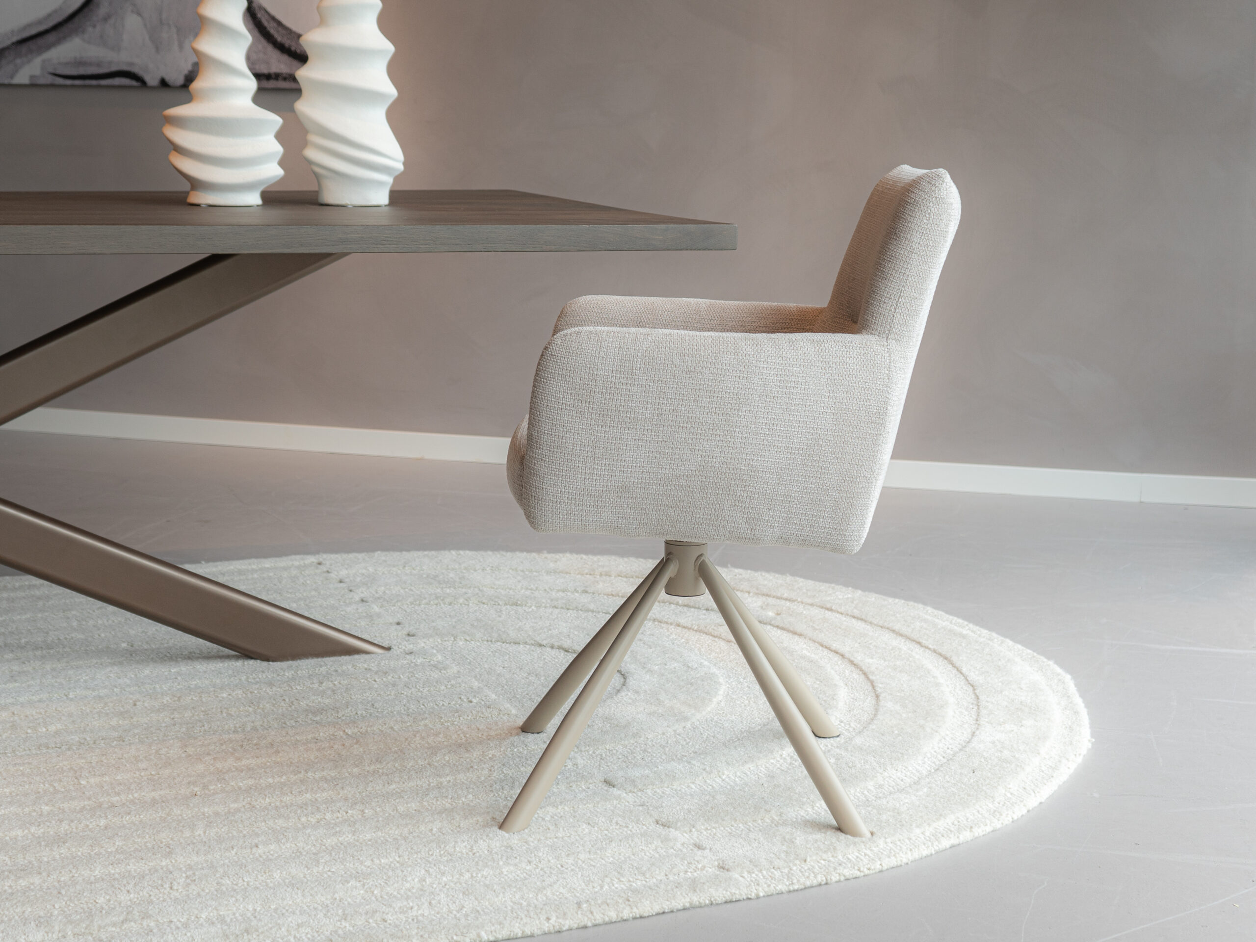 Eetkamerstoel met beige stof en beige onderstel