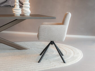 Draaibare beige stoel met zwart onderstel