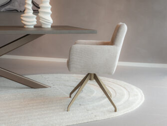 Eetkamerstoel beige met armleuning en draaibaar onderstel