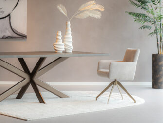 beige eetkamerstoel met brons kleur poten