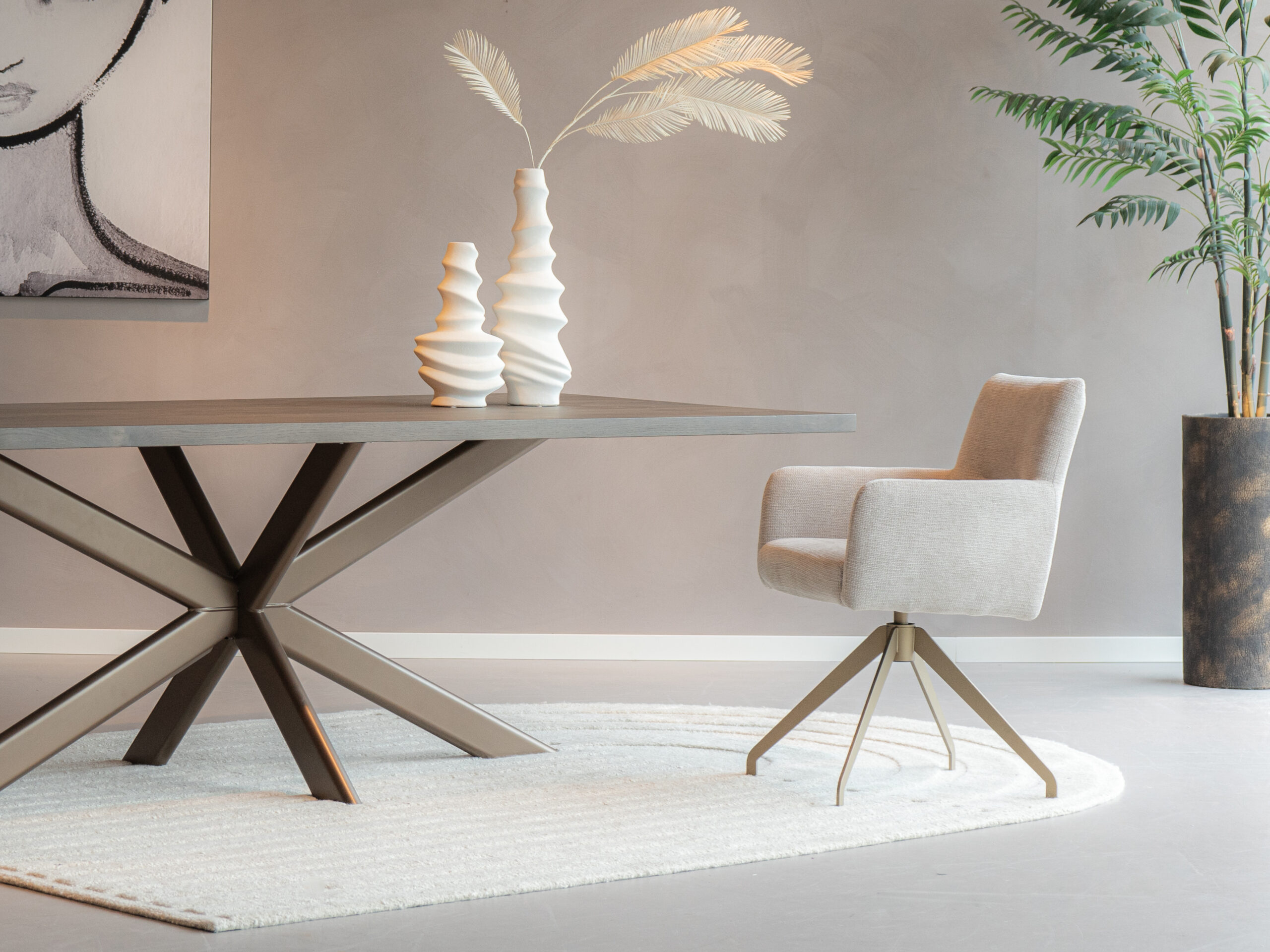 beige eetkamerstoel met brons kleur poten