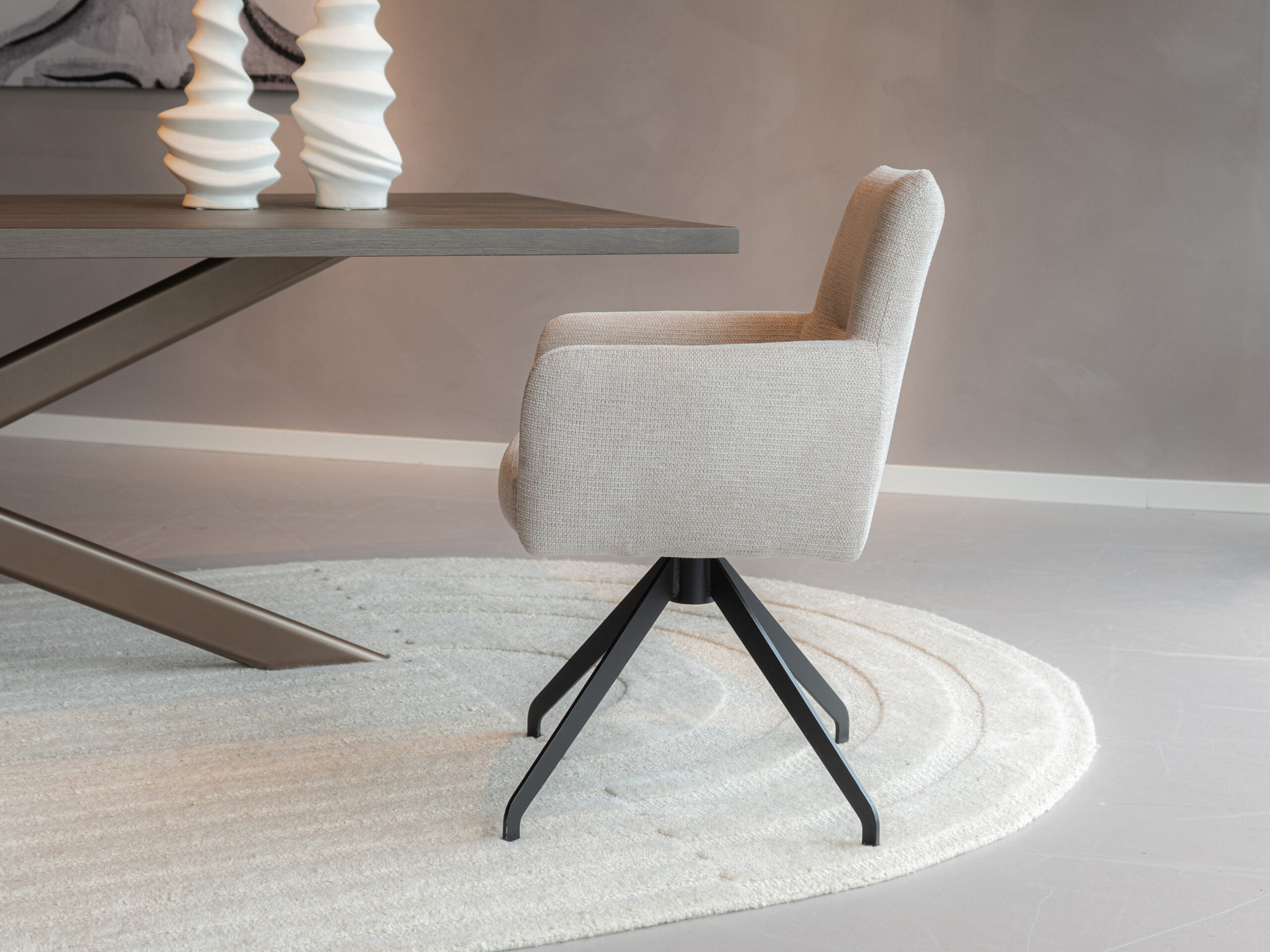 Eetkamer kuipstoel met een slank zwart draaibaar frame