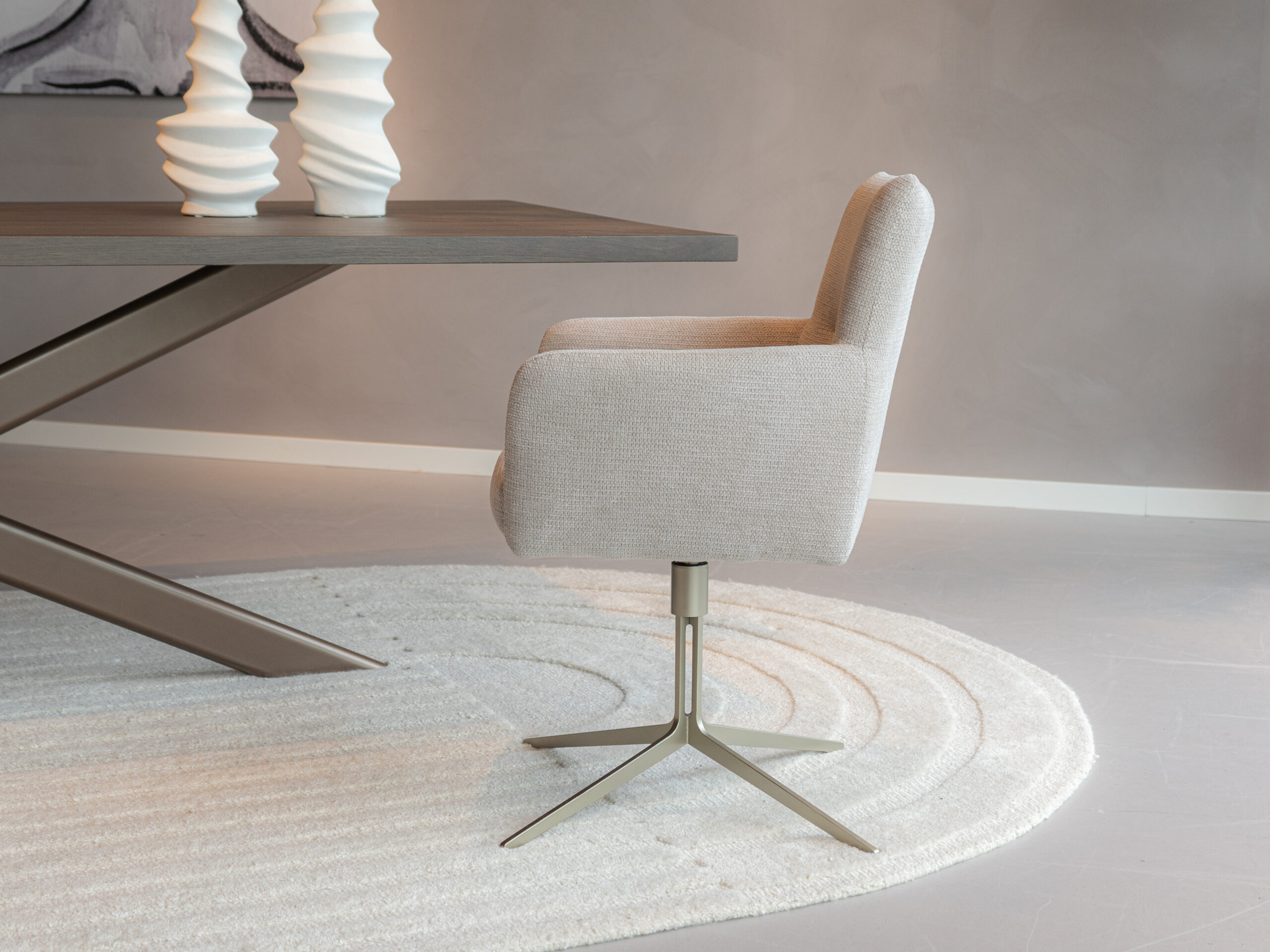 Eetkamerstoel in beige stof met structuur en middenpoot met stervoet