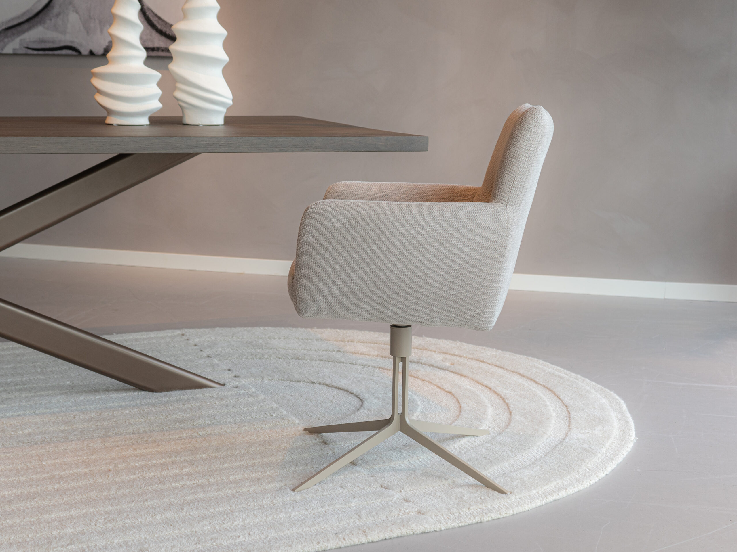 Moderne beige stoel met beige kleurige poot