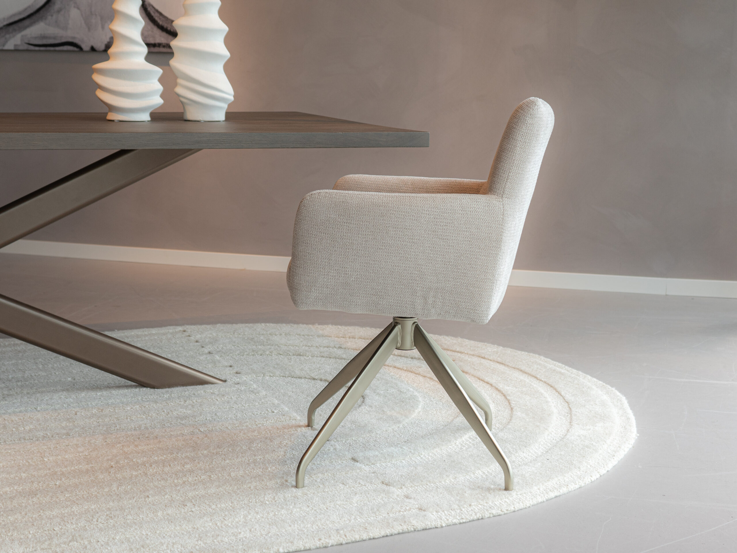 Beige stoffen eetkamerstoel met champagne kleur onderstel