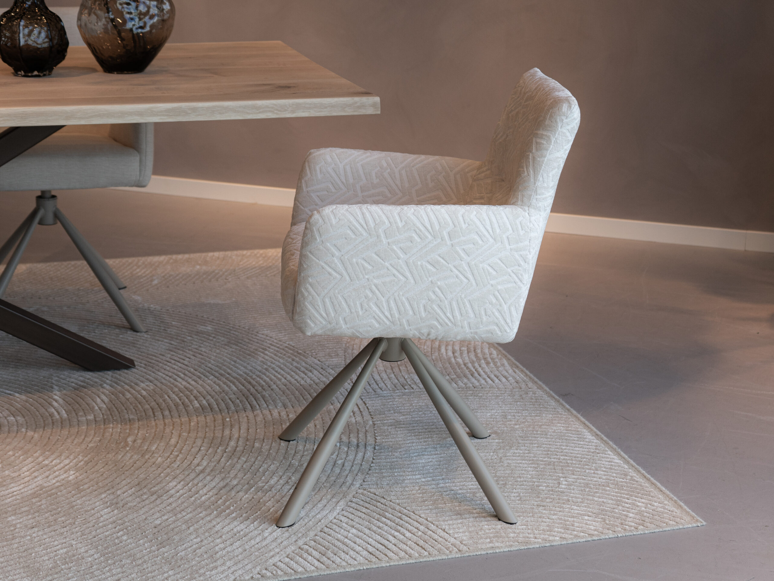 Eetkamerstoel met autoreturn functie in een witte stof met patroon