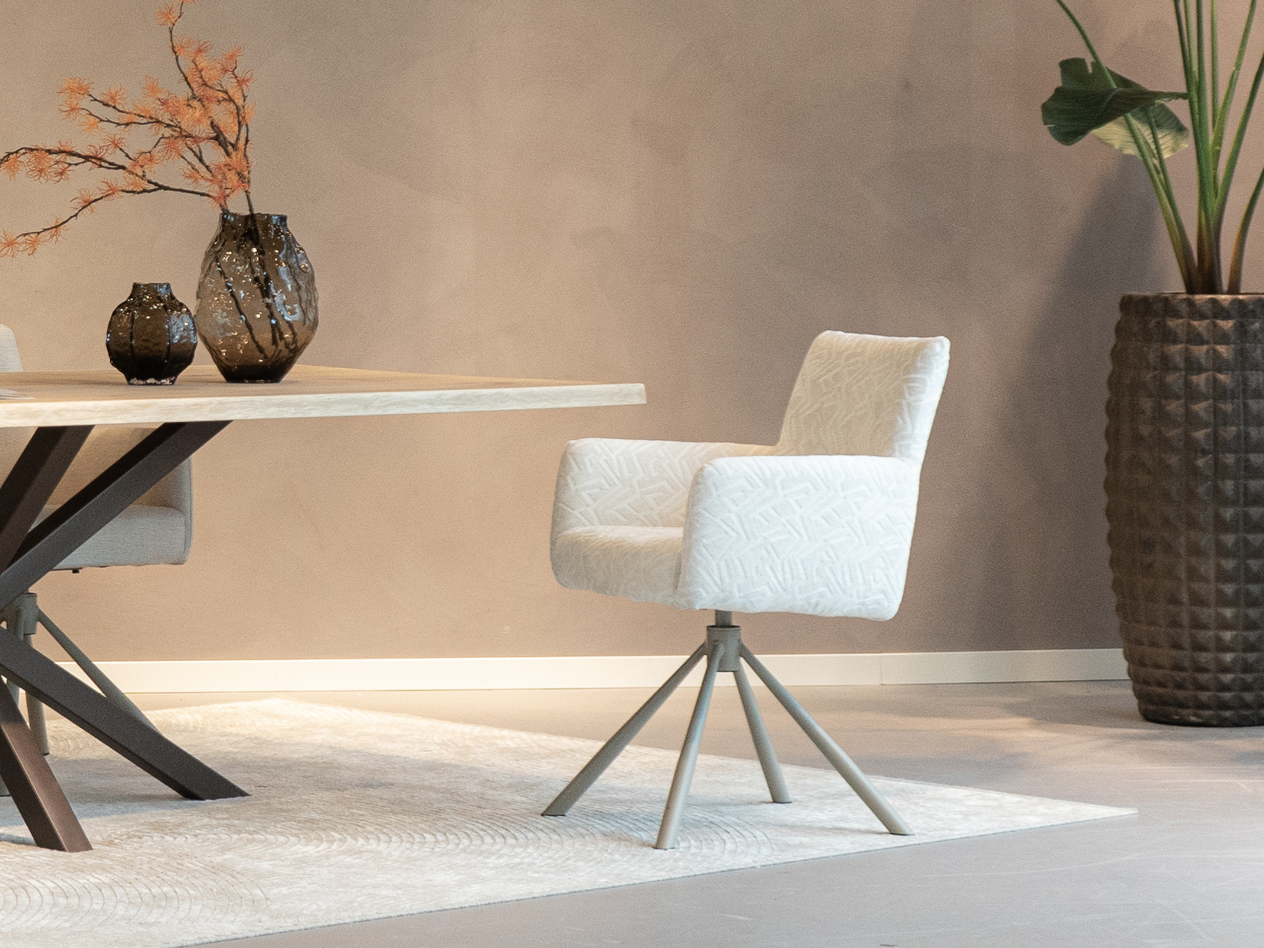 Stoel bekleed met patronen stof in het wit met draaionderstel