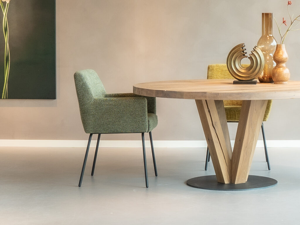 Trendy eetkamerstoel in sneak moss, perfect voor een eigentijdse look.