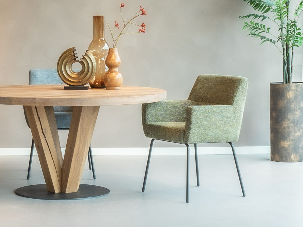 Trendy eetkamerstoel in groene stof met armleuning