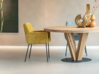Chique eetkamerstoel Arles in wing gold, andere hoek om het ontwerp te benadrukken.