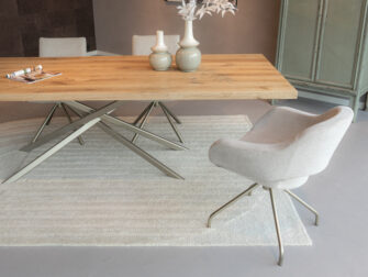 Draaistoel met open rugleuning in beige met metalen onderstel