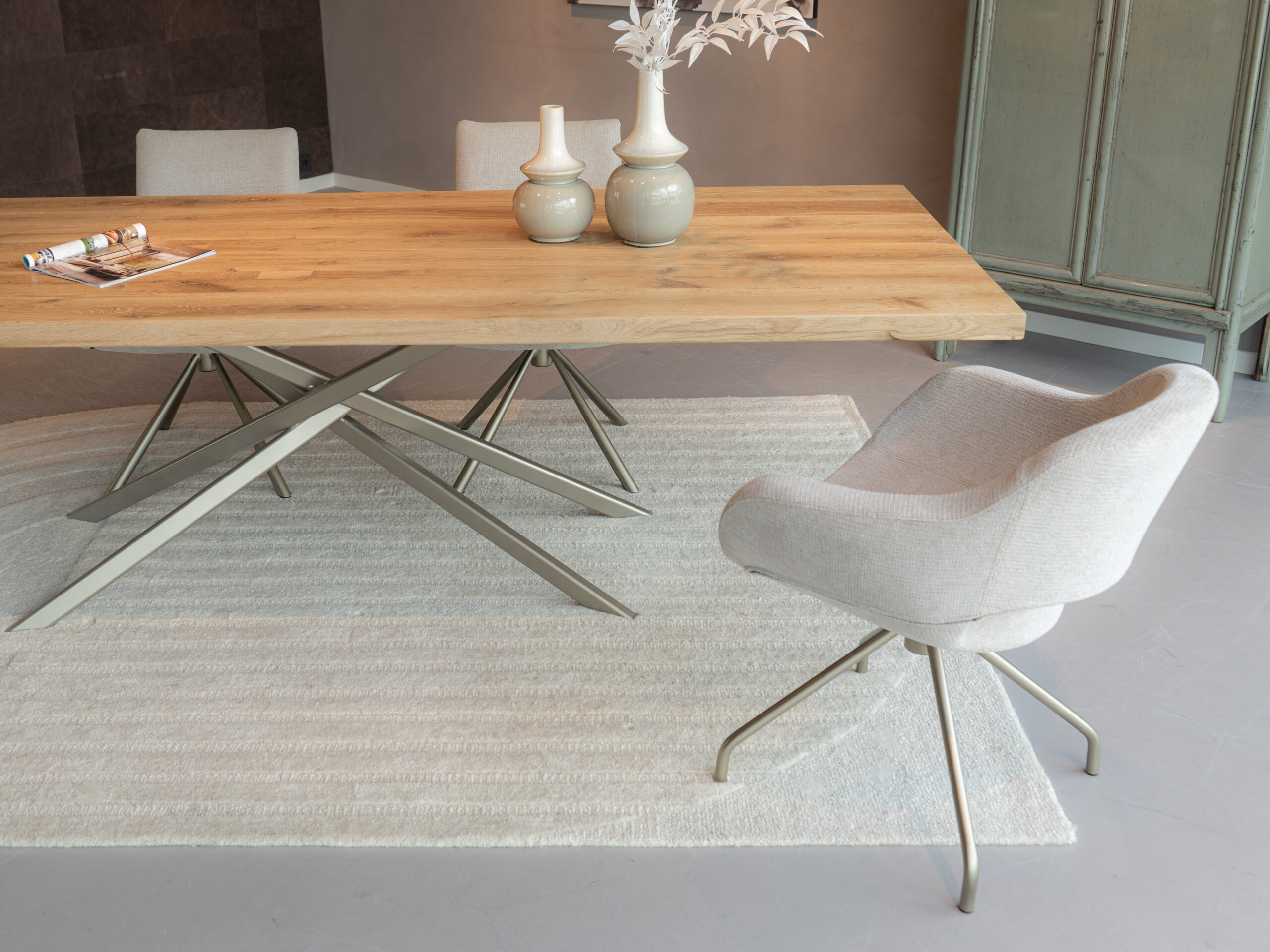 Draaistoel met open rugleuning in beige met metalen onderstel