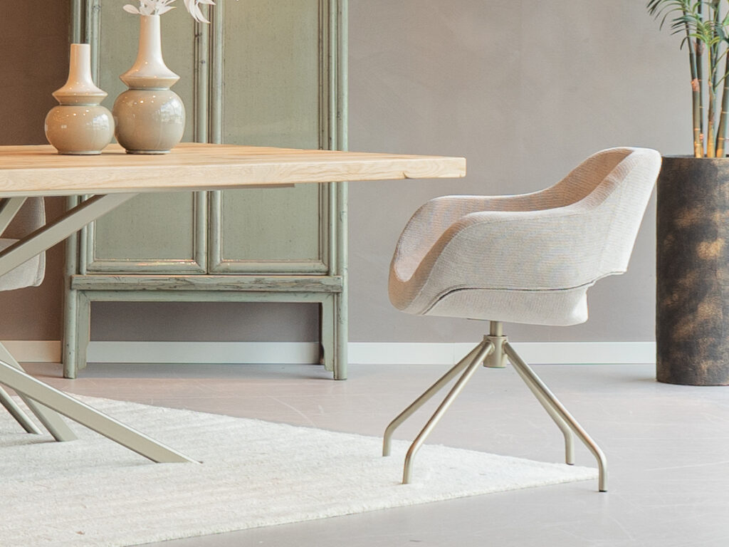 Eetkamerstoel naar wens samenstellen beige stof en champagne draaibaar onderstel