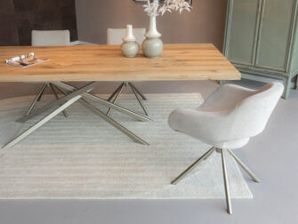 Comfortabele eetkamerstoelen zelf te configureren in beige met draaionderstel