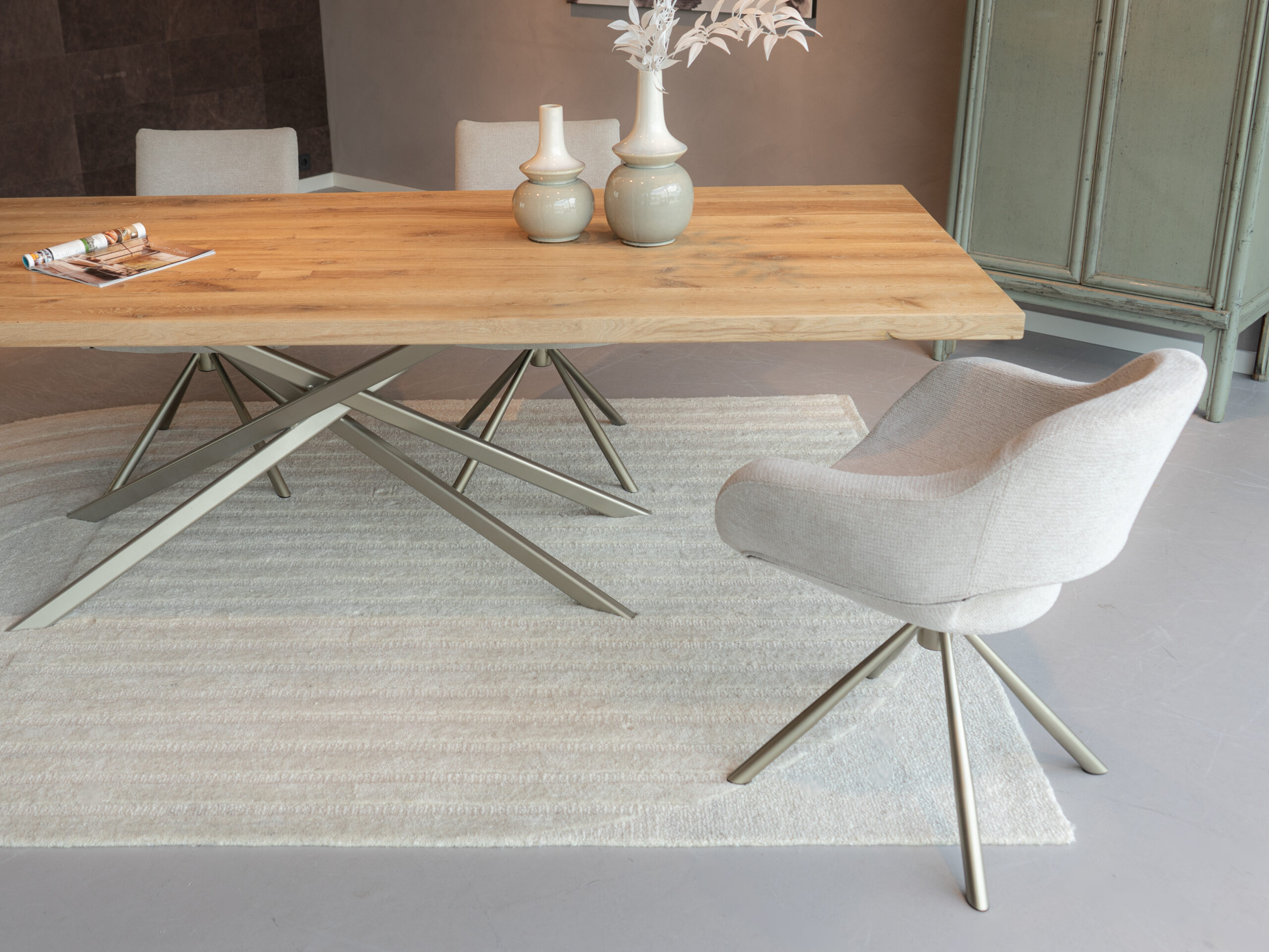 Comfortabele eetkamerstoelen zelf te configureren in beige met draaionderstel