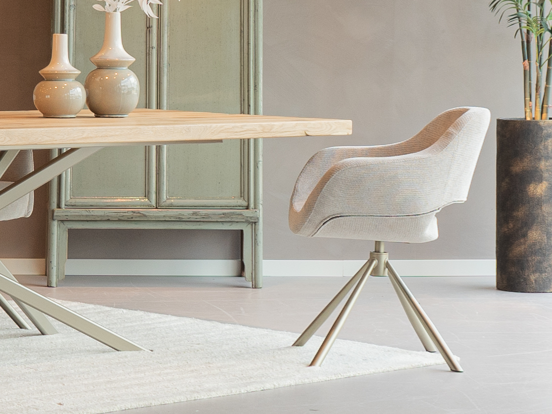 Kuipstoeltje beige Mito stof met open rug en armleuningen