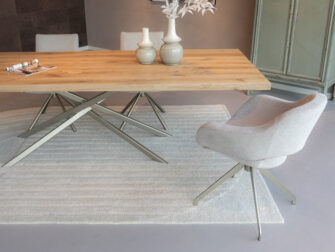 Beige eetkamerstoel zelf samen te stellen met champagne draaionderstel