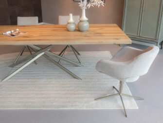 Beige eetkamerstoel met gekleurd onderstel