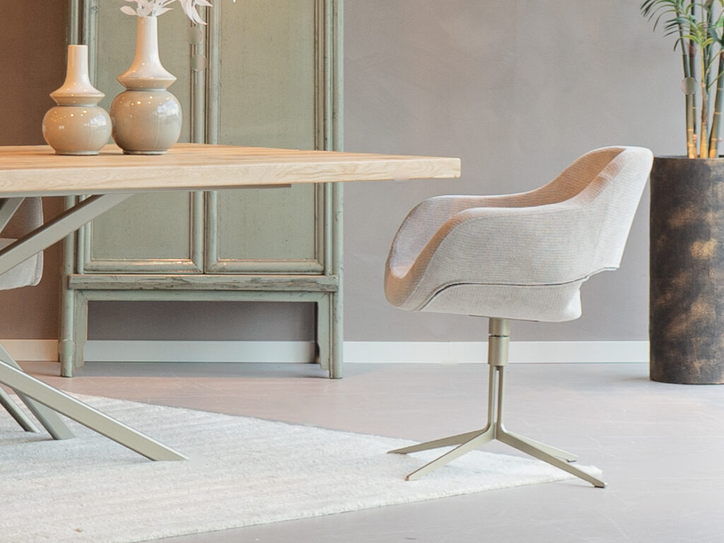 Luxe beige stoel met open rugleuning en ranke draaipoot