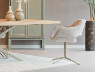 Luxe beige stoel met open rugleuning en ranke draaipoot