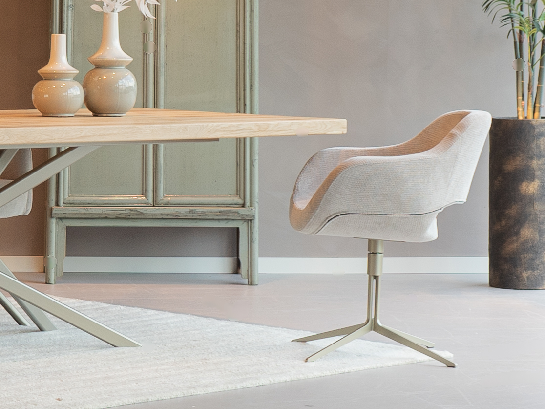 Luxe beige stoel met open rugleuning en ranke draaipoot