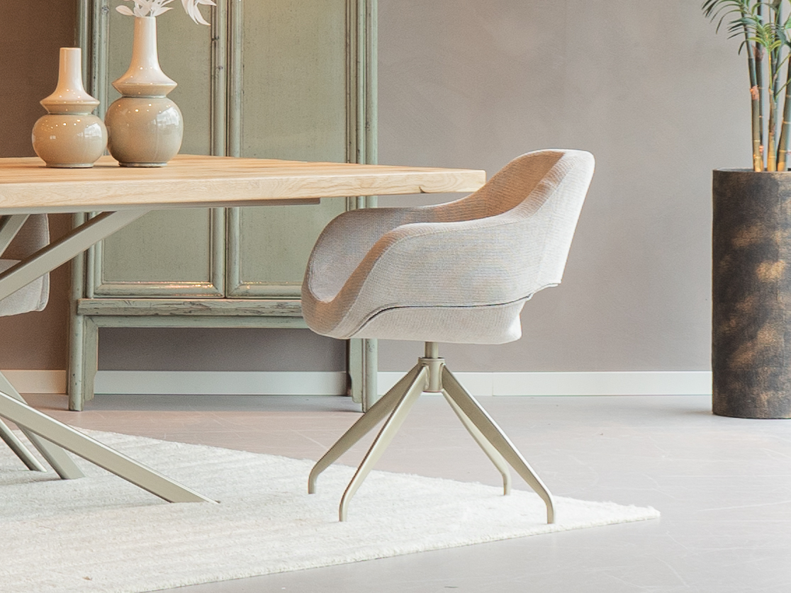 Eetkamerstoel met open rug zelf te configureren met beige stof en champagne poot