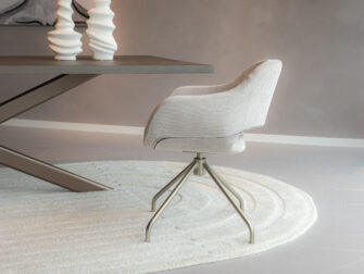 Beige kuipstoel met ronde vorm en champagne draaipoot