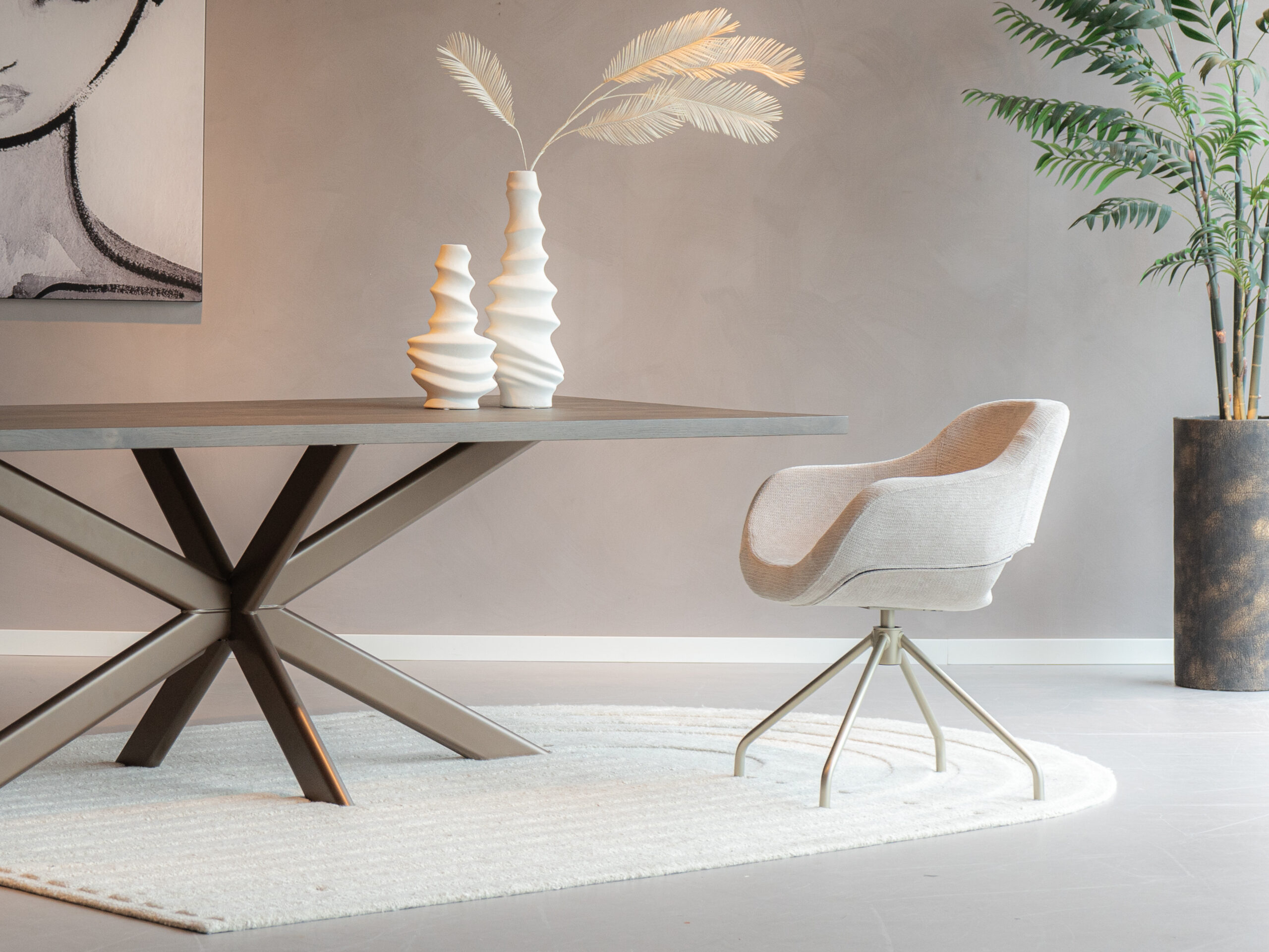 Kuipstoel met champagne draaionderstel, open rug in beige stof