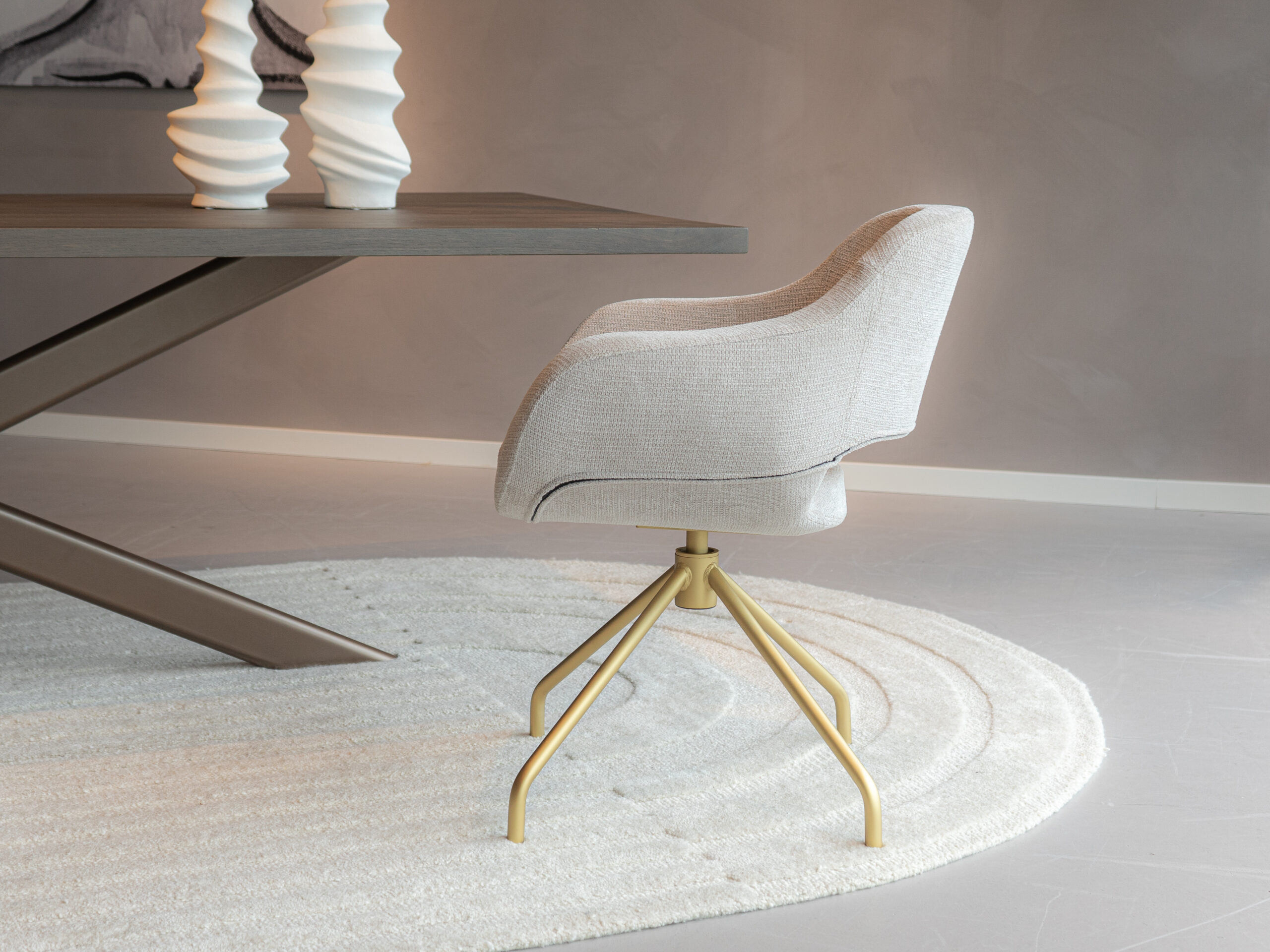 Beige eetkamerstoel met open rug en gouden onderstel