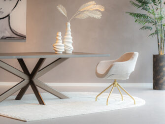 Moderne ronde kuipstoel met open rug en gouden onderstel