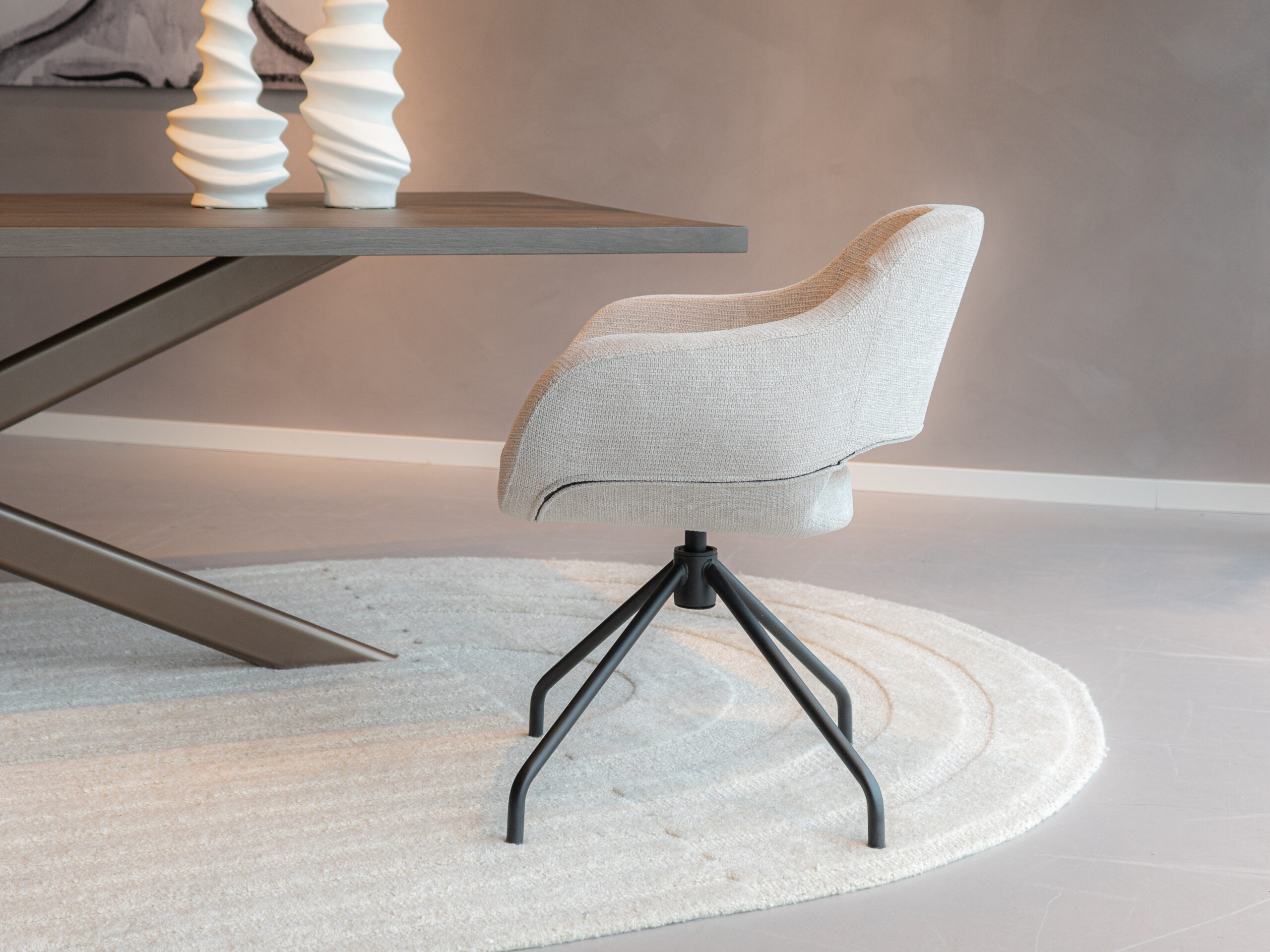 Kuipstoel in beige met open rug en zwart draaibaar onderstel