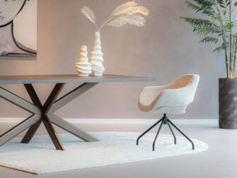 Draaistoel in beige stof met zwart draaibaar onderstel en autoreturn functie