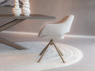 Ronde kuipstoel met open rug en brons antieke draaipoot