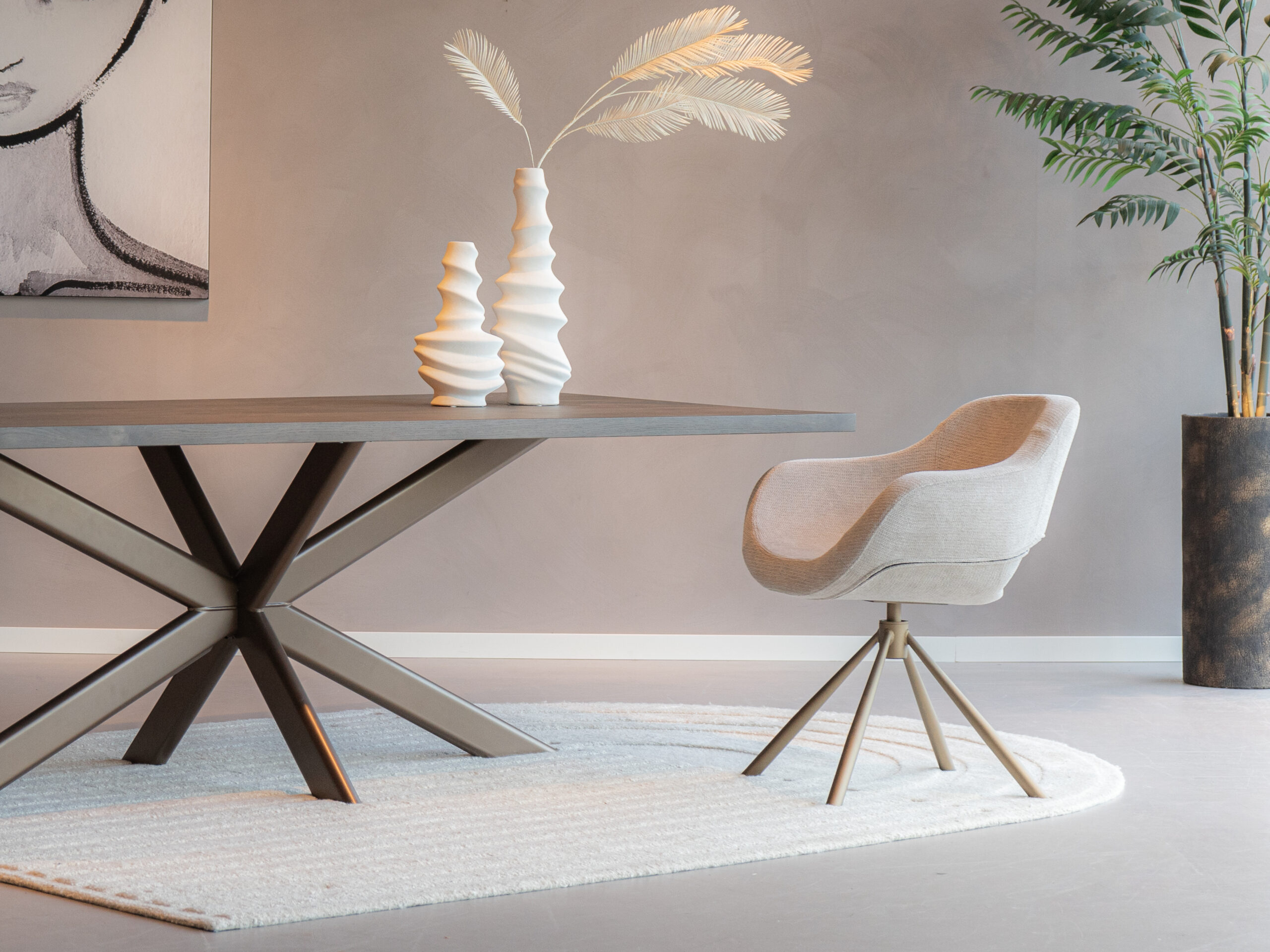 Eetkamerstoel zelf samen stellen met ronde kuip en brons antiek draaionderstel