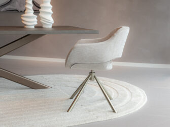 Eetkamerstoel in beige kleur met rondingen en open rug