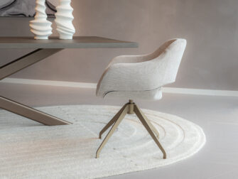 eetkamerstoel in beige tint met brons kleurig onderstel