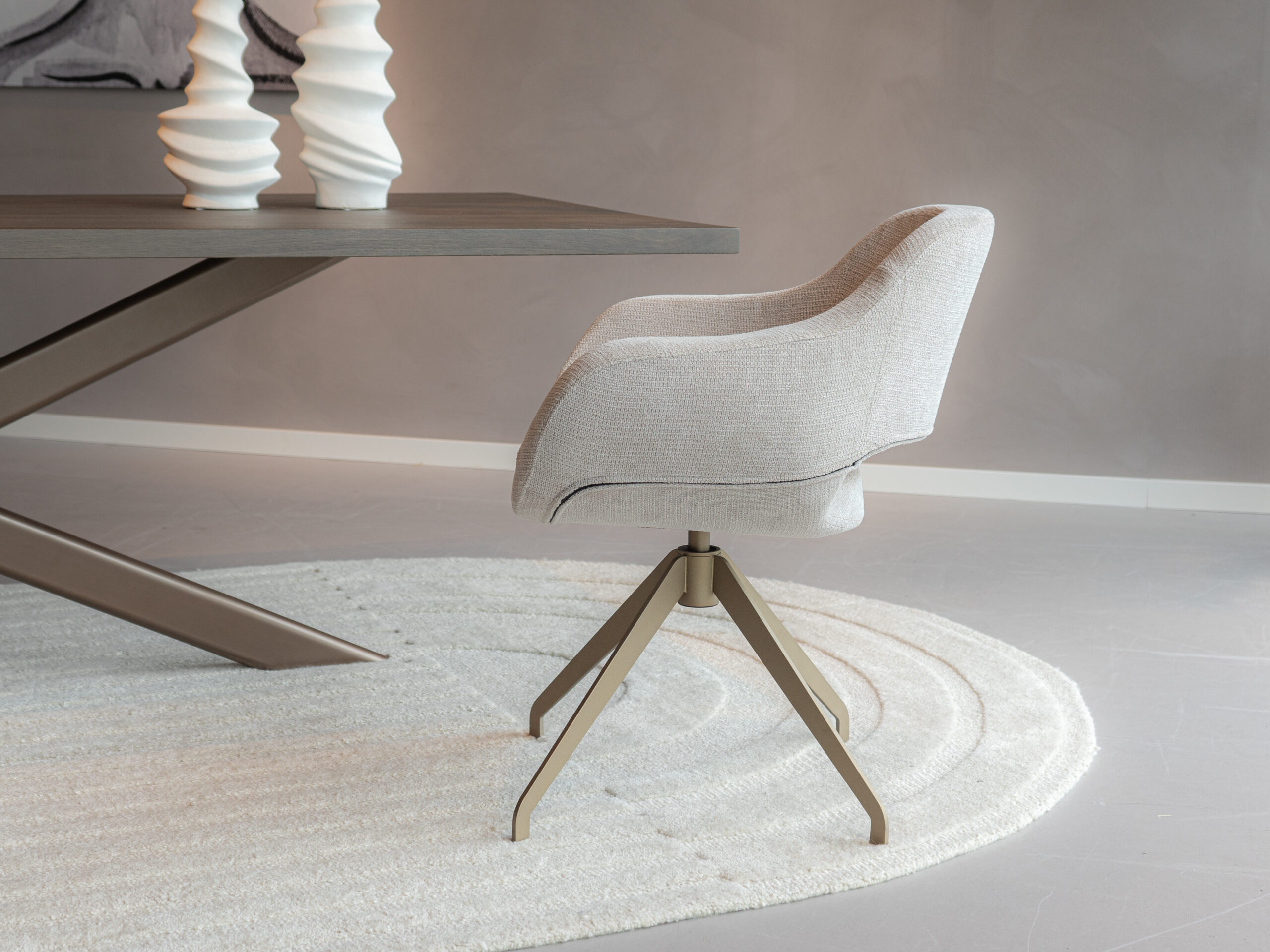 eetkamerstoel in beige tint met brons kleurig onderstel